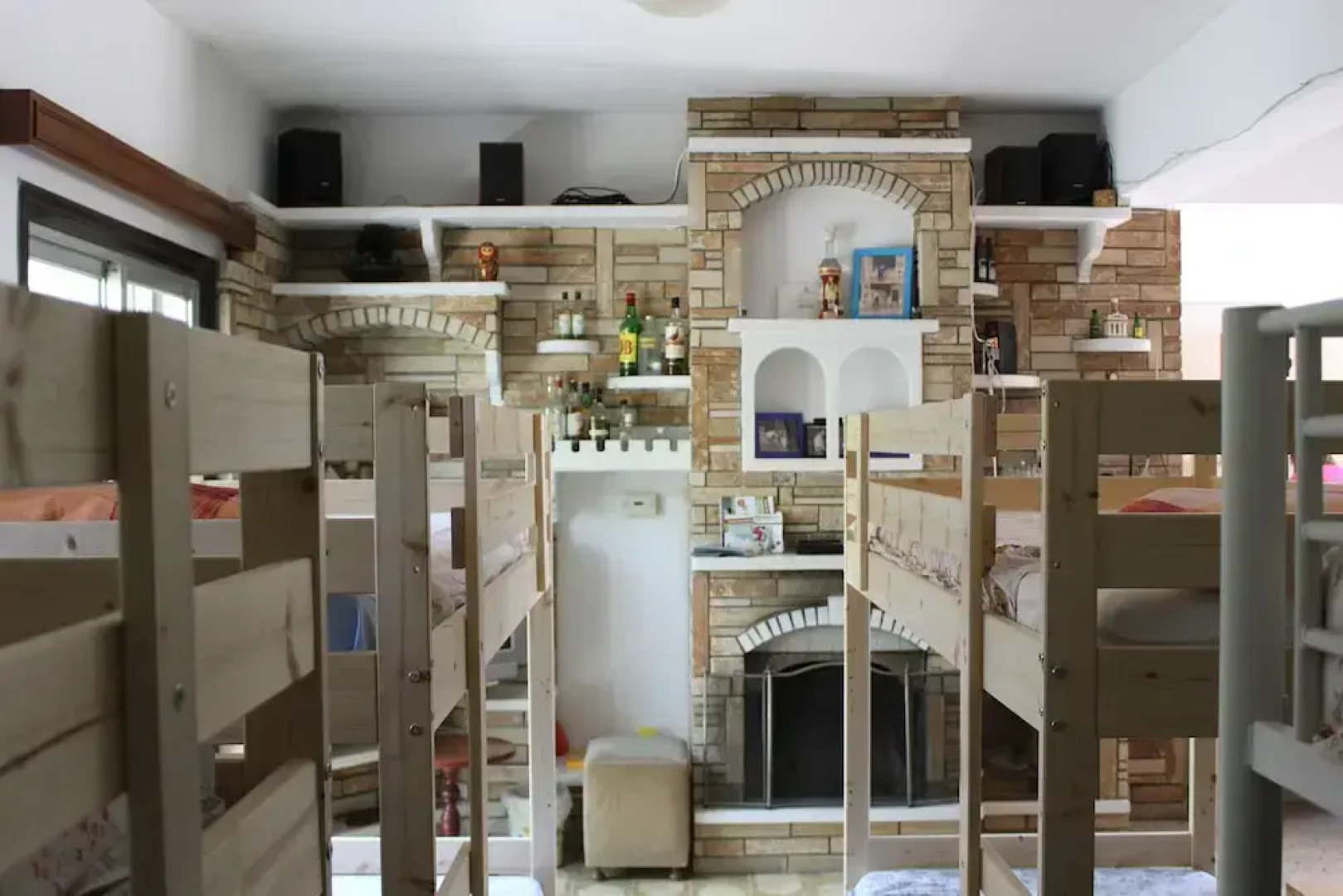 Costas Hostel Action