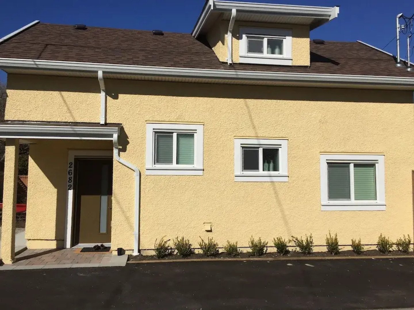 Arbutus Rose House by Elevate Rooms