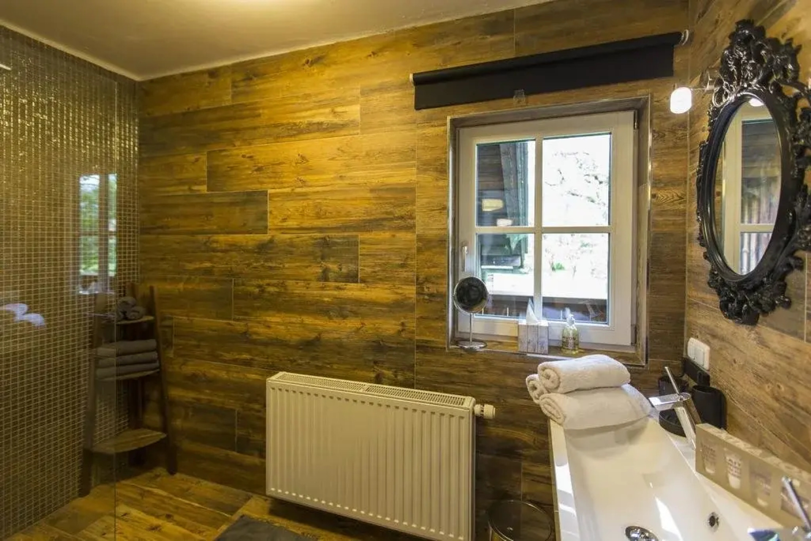 Holidaysun, Chalet Foresthouse, Detached Villa, 1000 qm garden, mountainview, whirlpool, BBQ&bikes&sunbeds for free