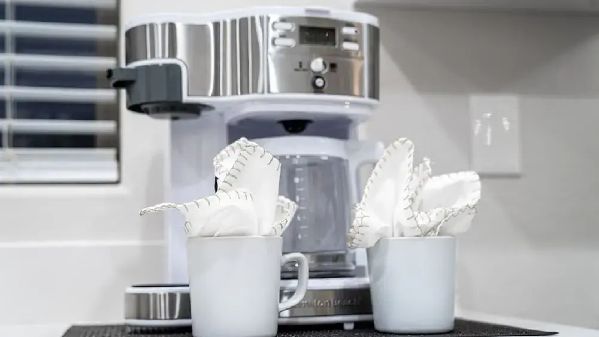 Desert Queen 4 Bedroom Home by RedAwning