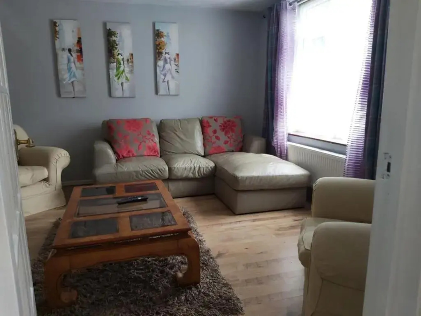 Eddiwick House - Huku Kwetu Dunstable -Spacious 3 Bedroom House- Sleeps 6 - Suitable & Affordable Group Accommodation - Business Travellers