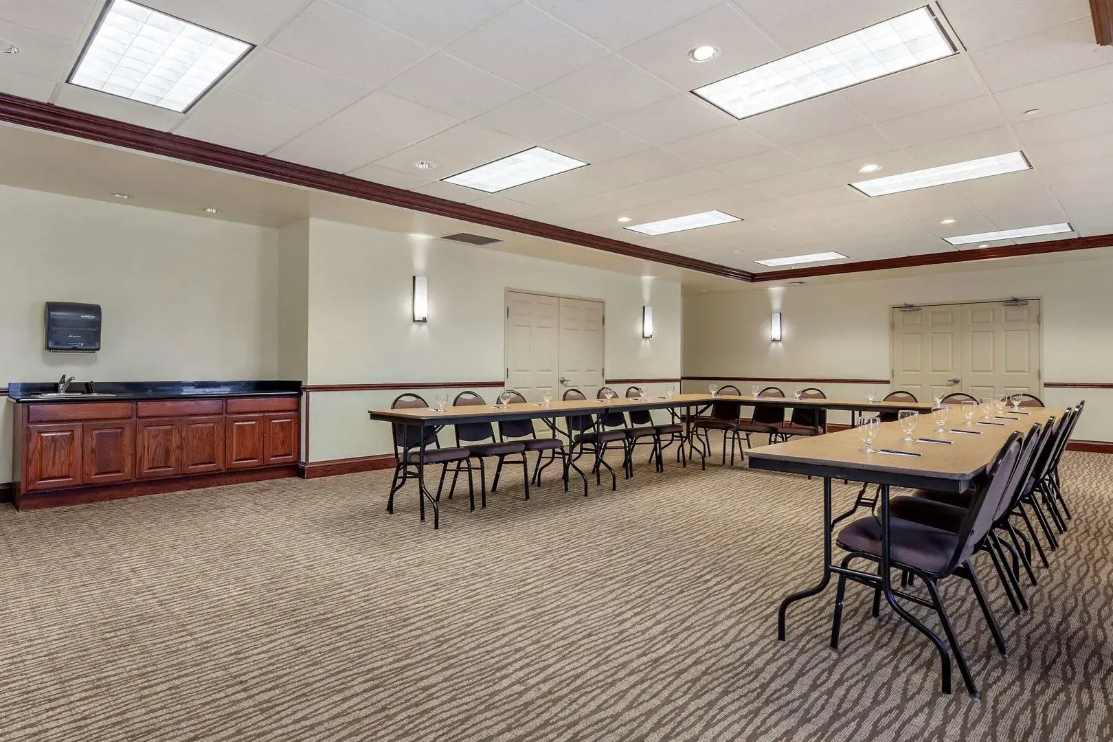 Holiday Inn Express & Suites Milwaukee Nw Park Place by IHG