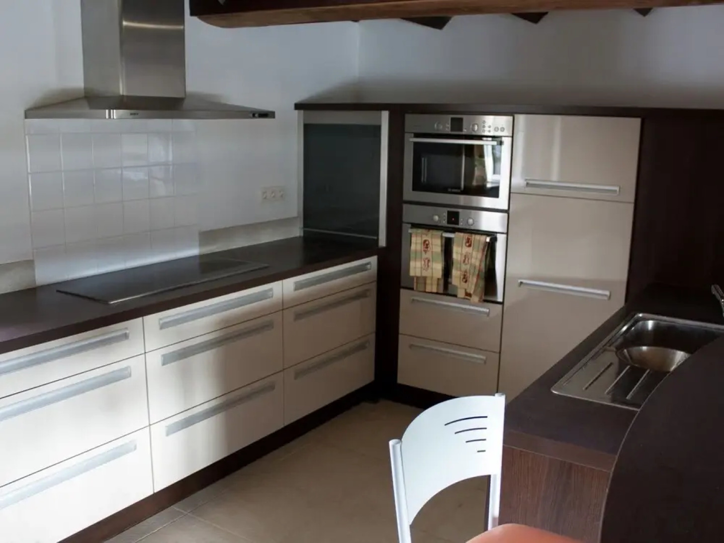 Modern Holiday Home in Gembloux with Meadows Nearby