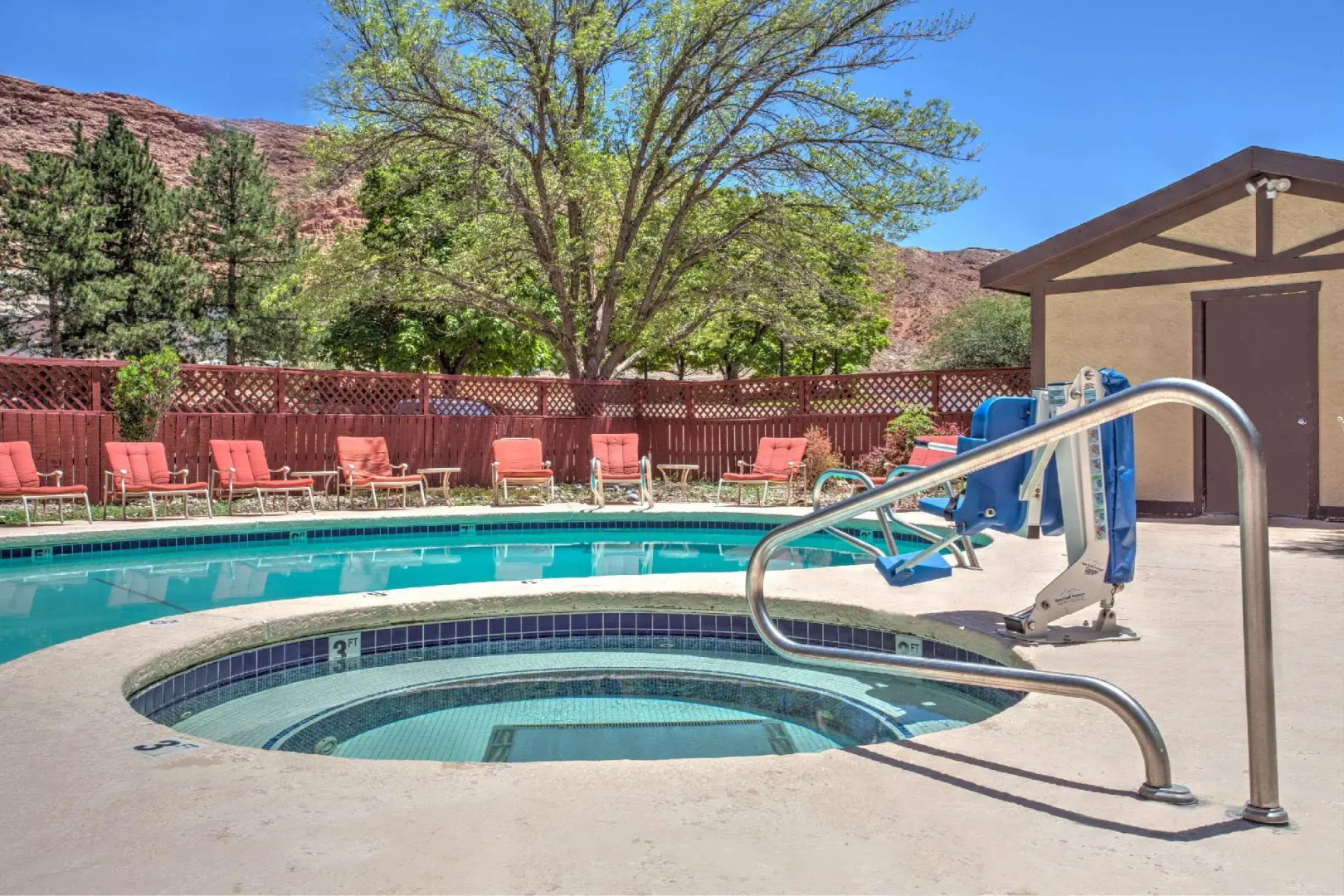 Slackline Moab, Outset Collection by Hilton