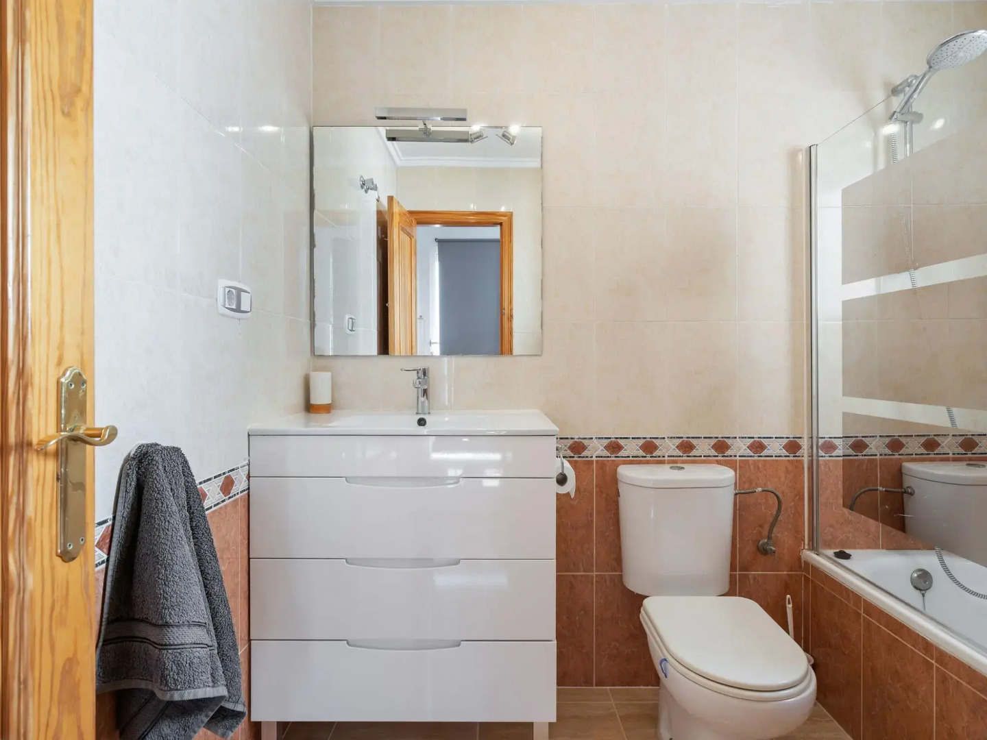 Inviting holiday home in Lo Crispin with shared pool