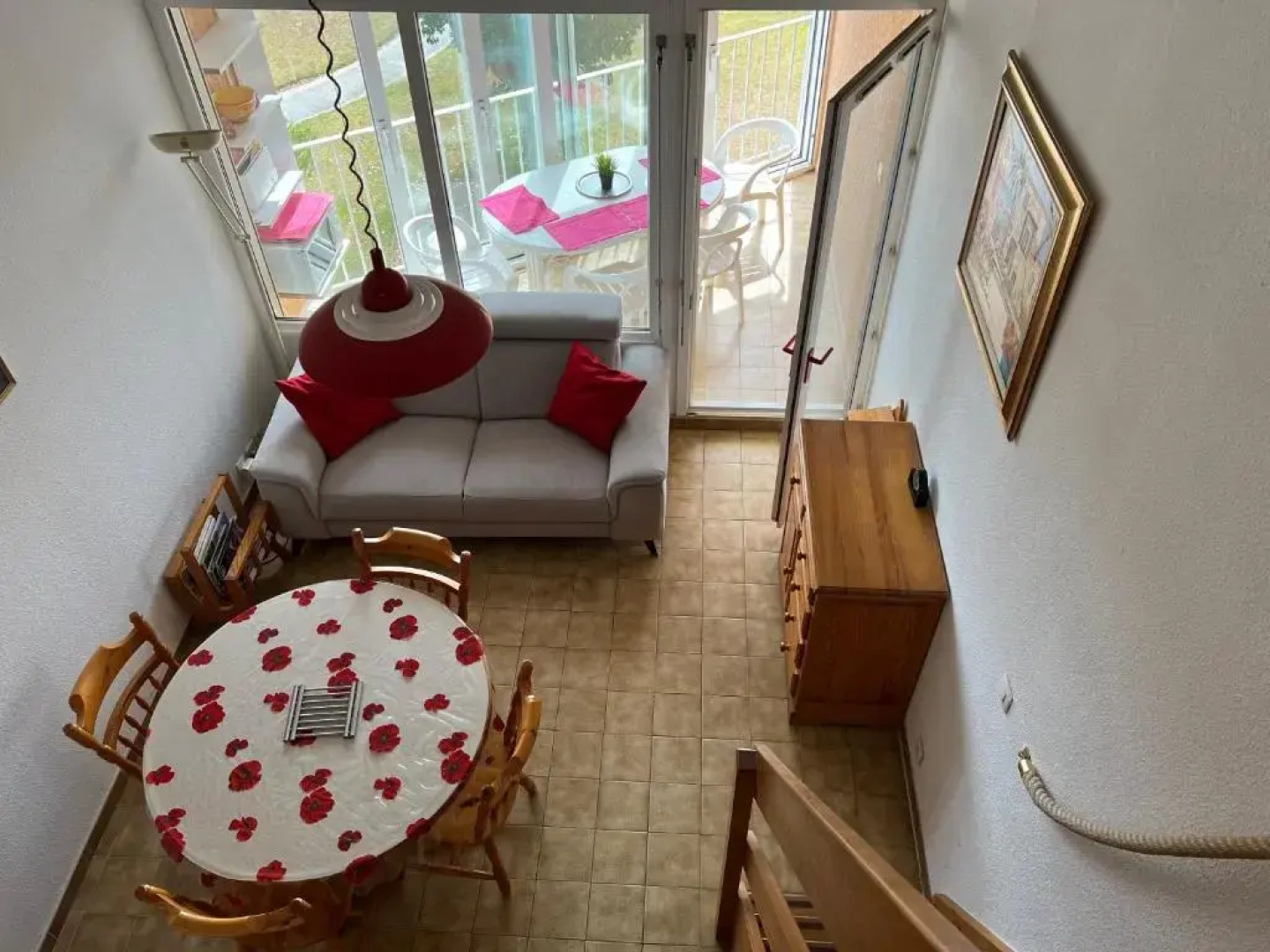 5 personnes les pieds dans l'eau à Santa-Cruz