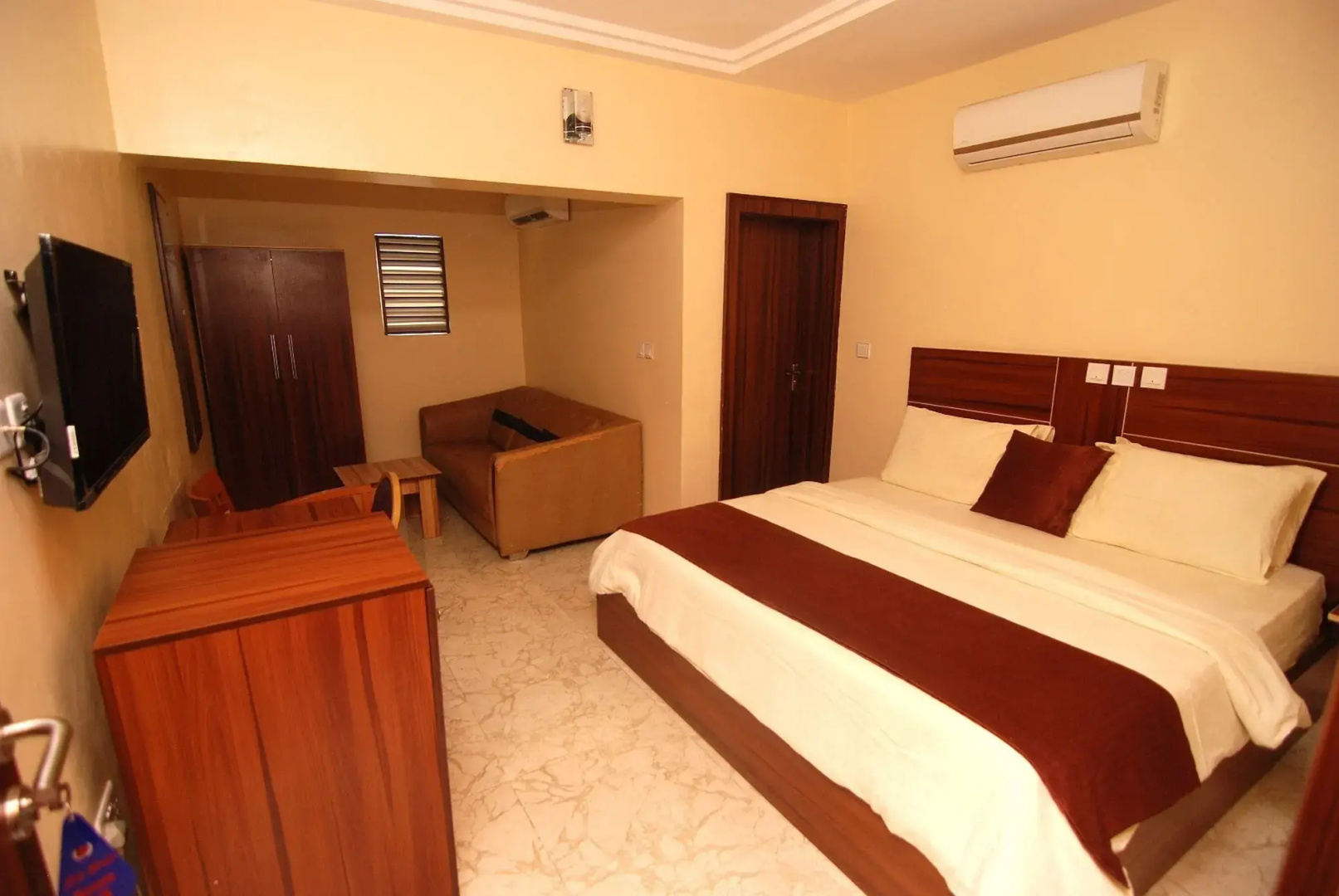 Lois Hotel