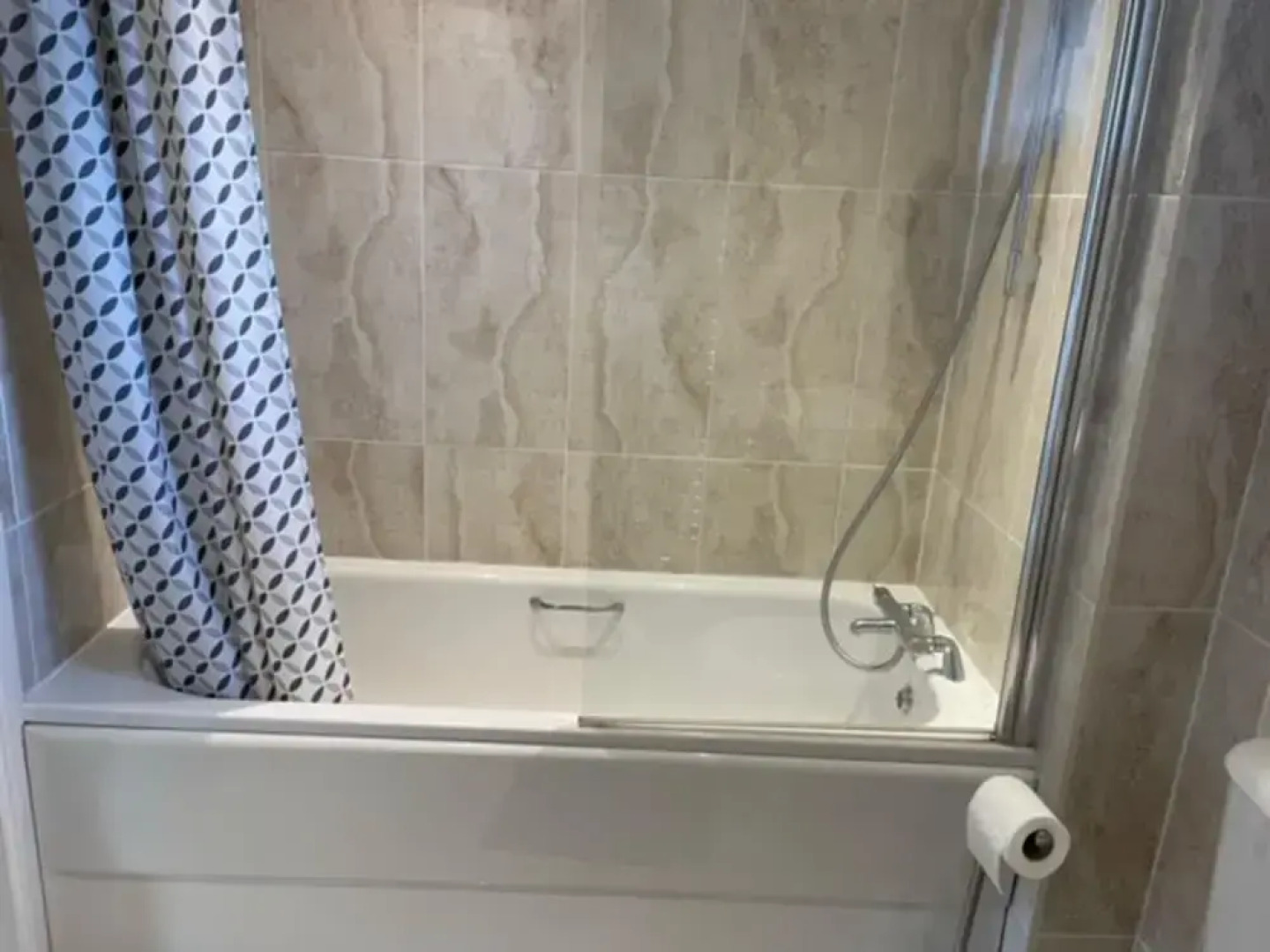 Fantastic, pet Friendly 3 Bedroom House in Bedford