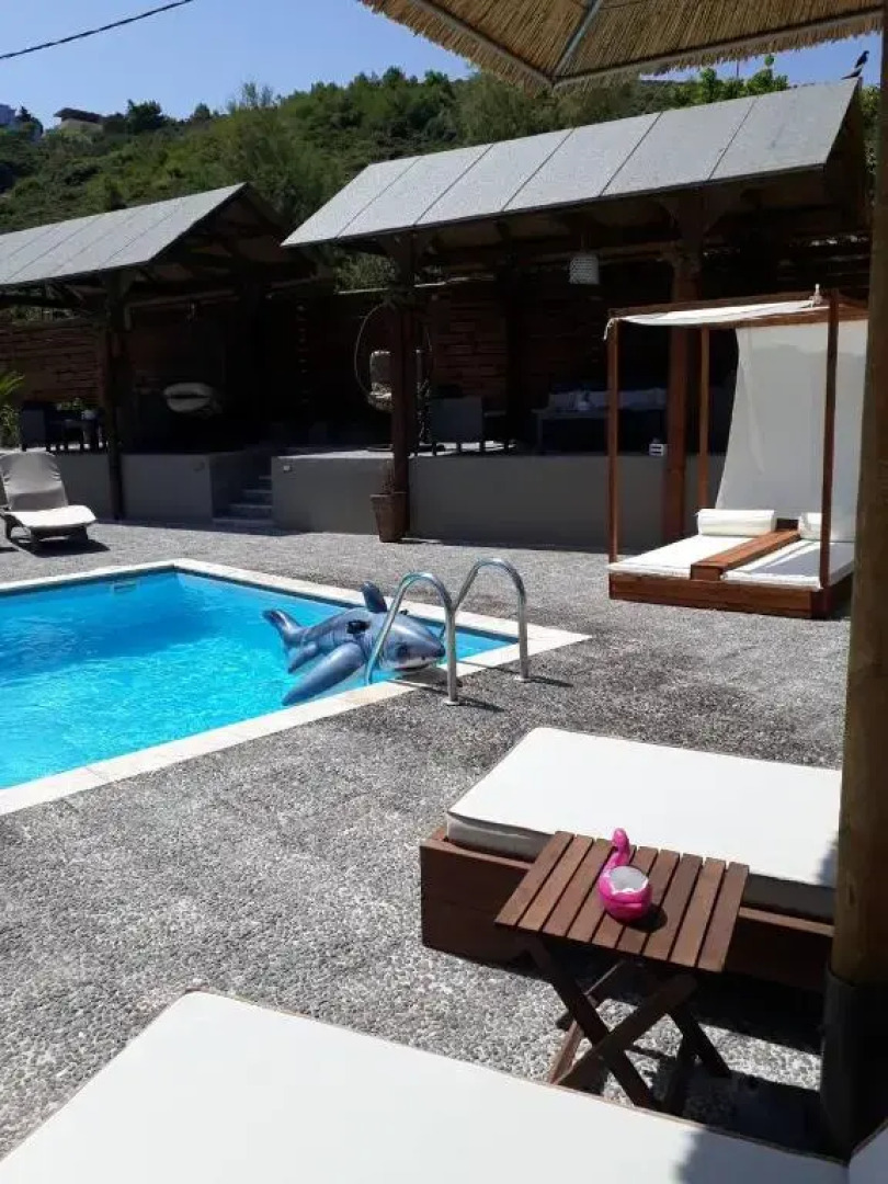 Almirikia Apartments & Rooms