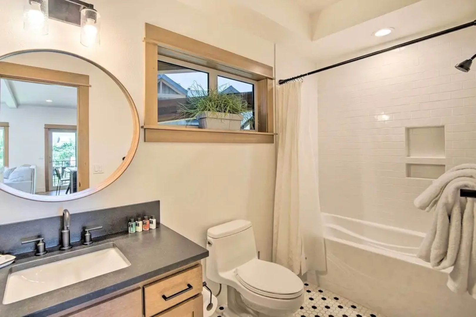 Charming Cle Elum Townhome w/ Balcony & Views