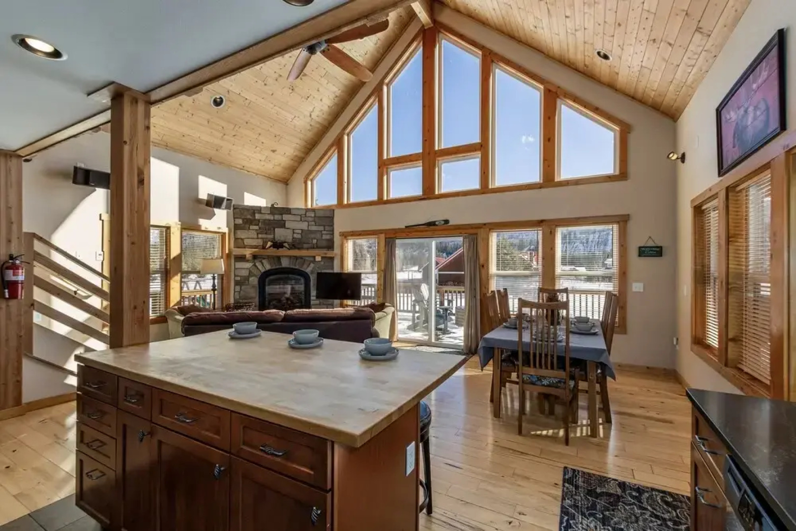 Peterson Acres 3 Bedroom Home by NW Comfy Cabins by RedAwning