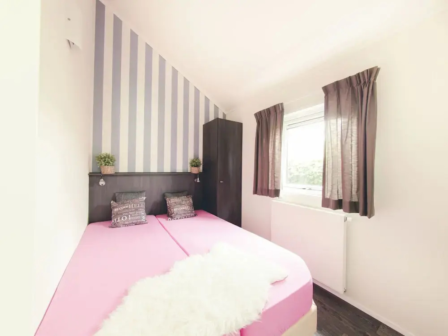 Beautiful Chalet in a Holiday Park by a Pond