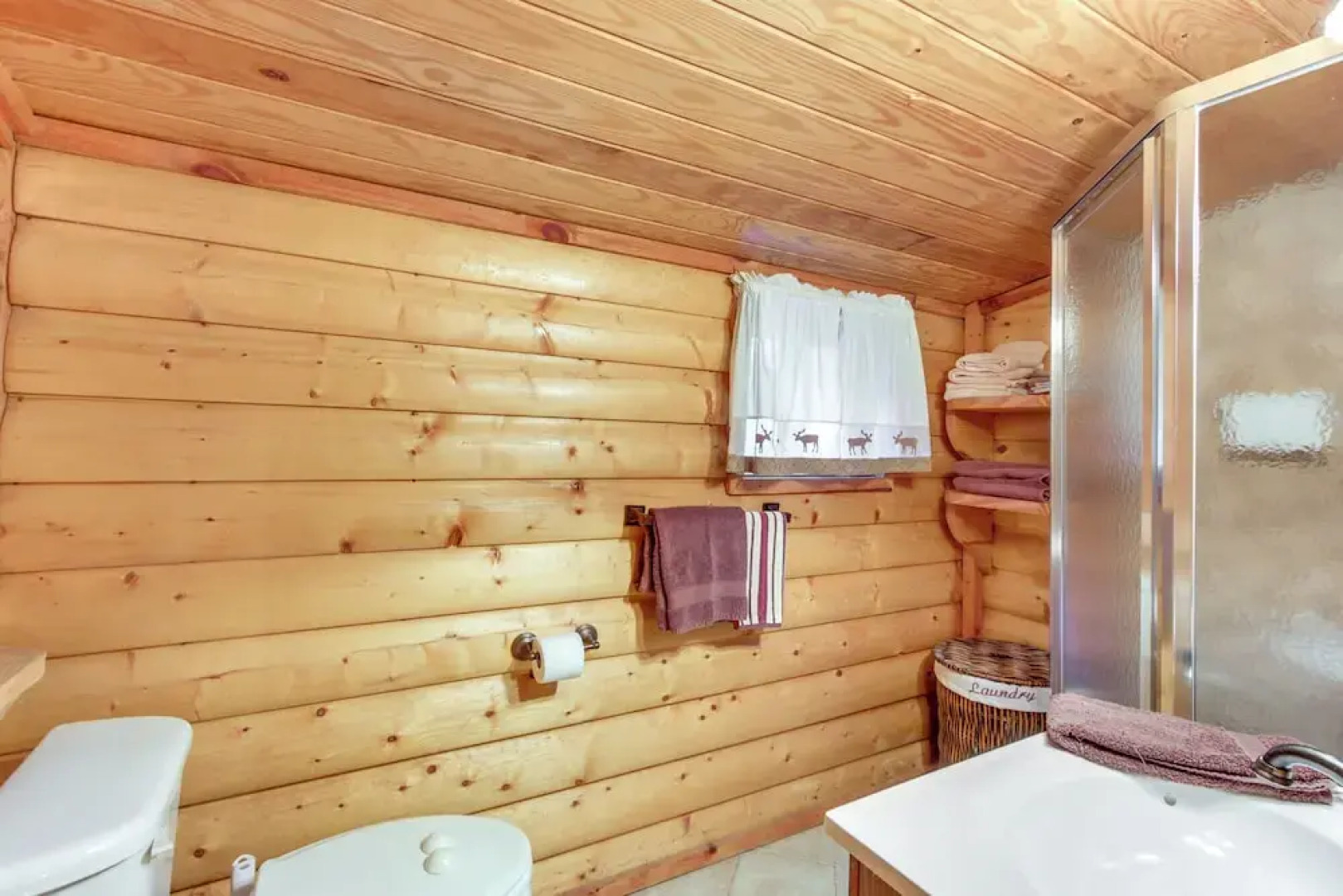 Backyard & Porch: Rural Cosby Log Cabin!