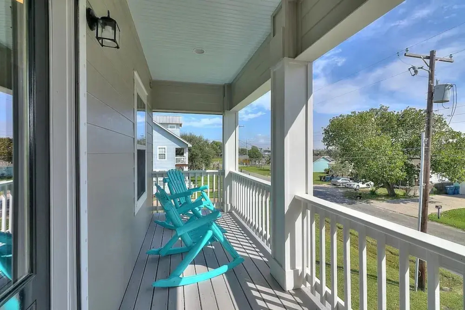 The James Pearl 4 Bedroom Home by RedAwning