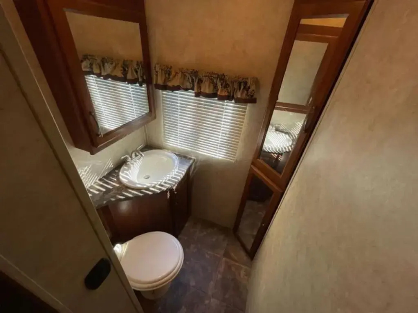 Gorgeous Glamping RV plus Indoor Hot Tub