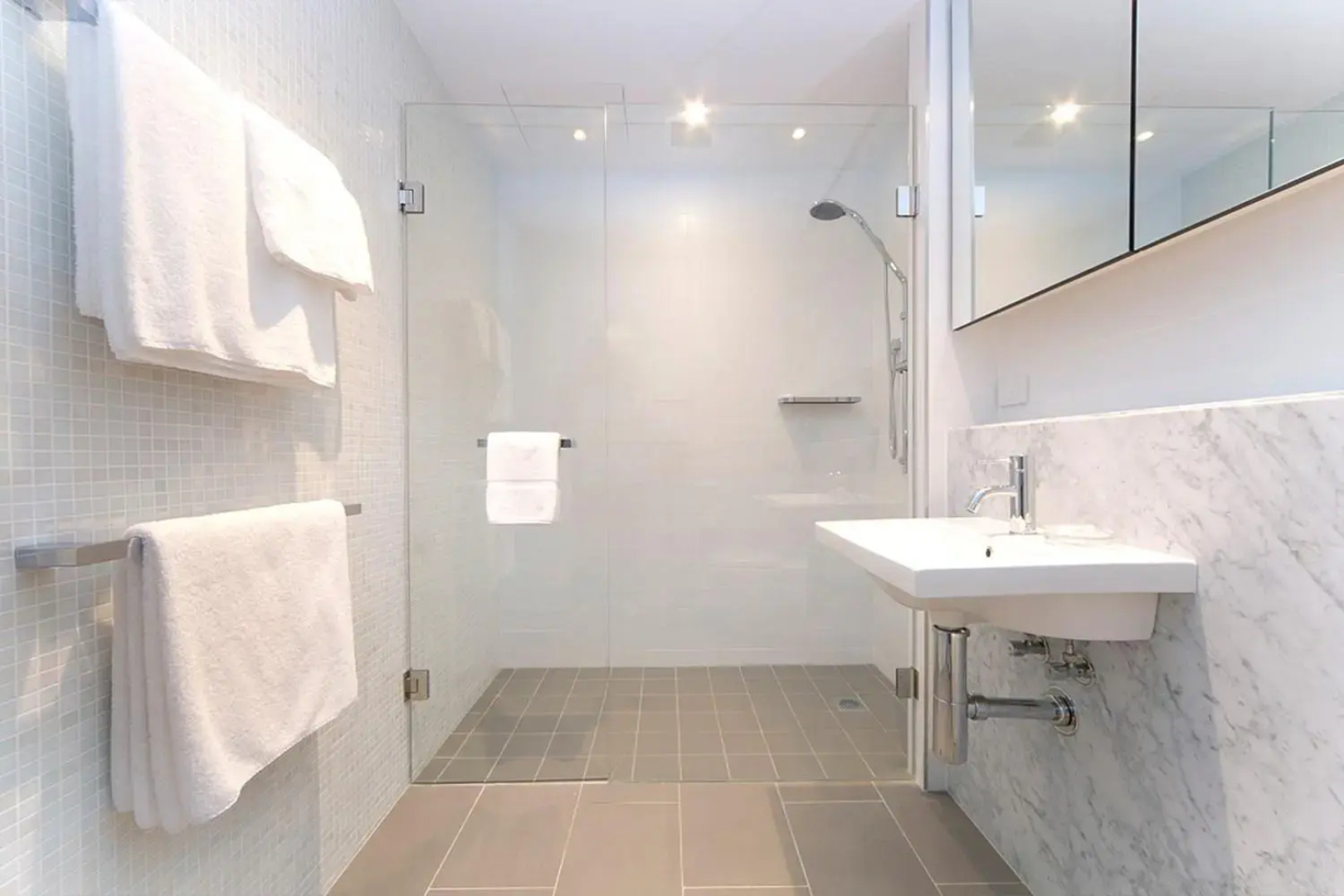 Burbury Hotel & Apartments