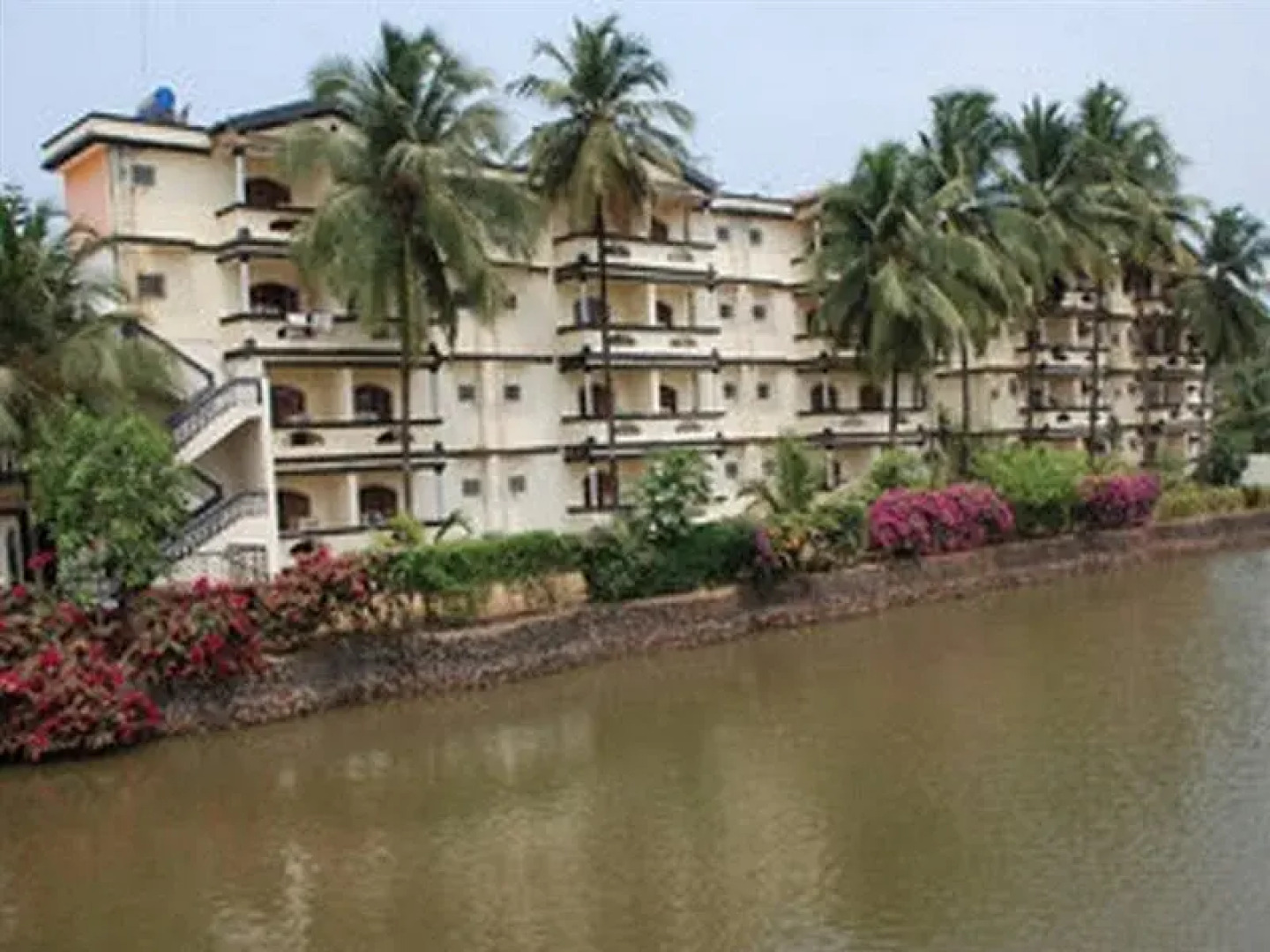 Maizons Lakeview Resort