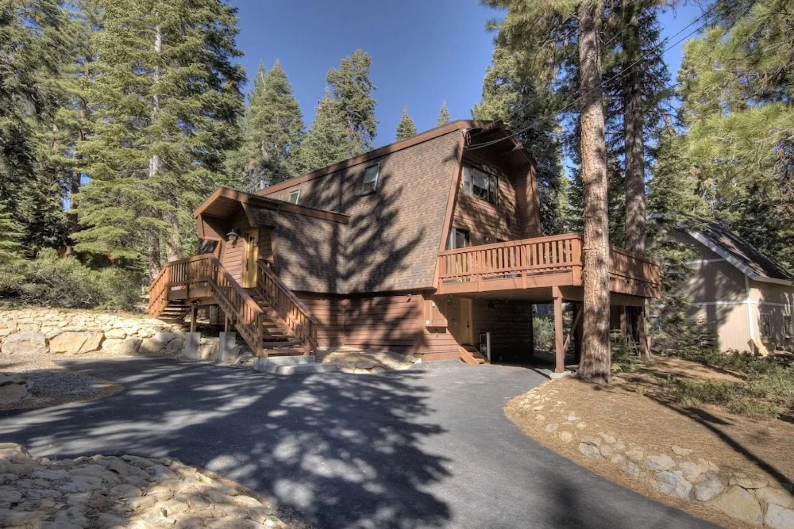 Pezzola Luxury Rental  3 Bedroom Home by RedAwning
