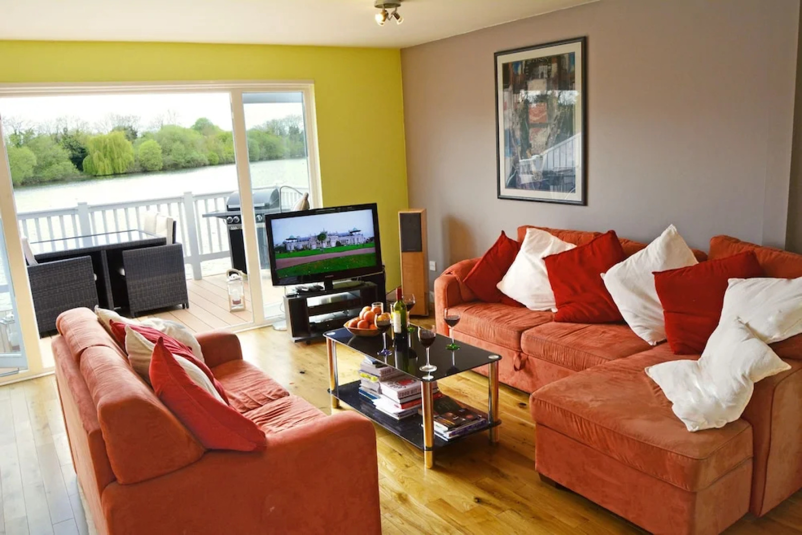 Pet-friendly lakeside house on Spring Lake in the Cotswold Water Park
