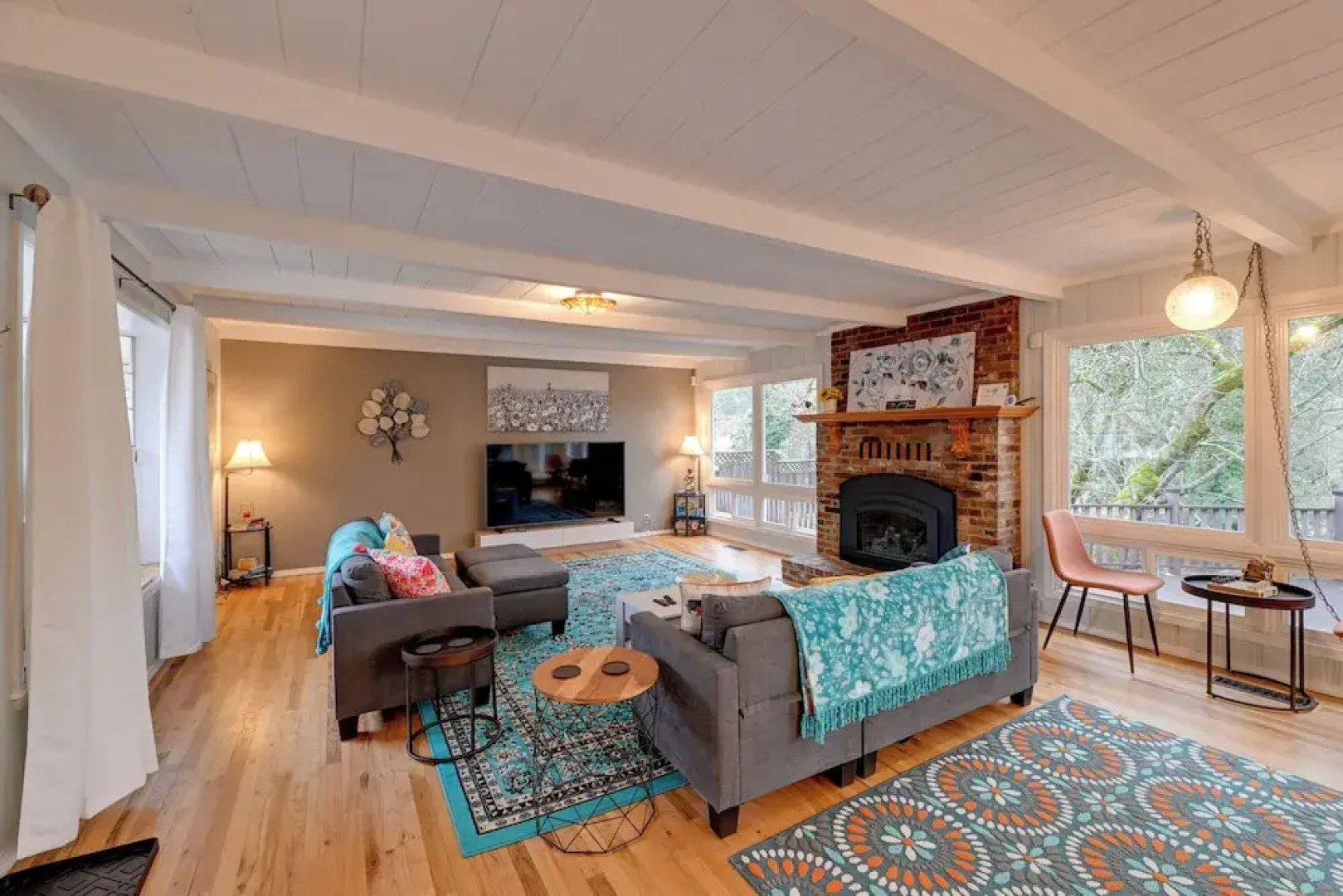 Spacious Grants Pass Home w/ Hot Tub & Views!