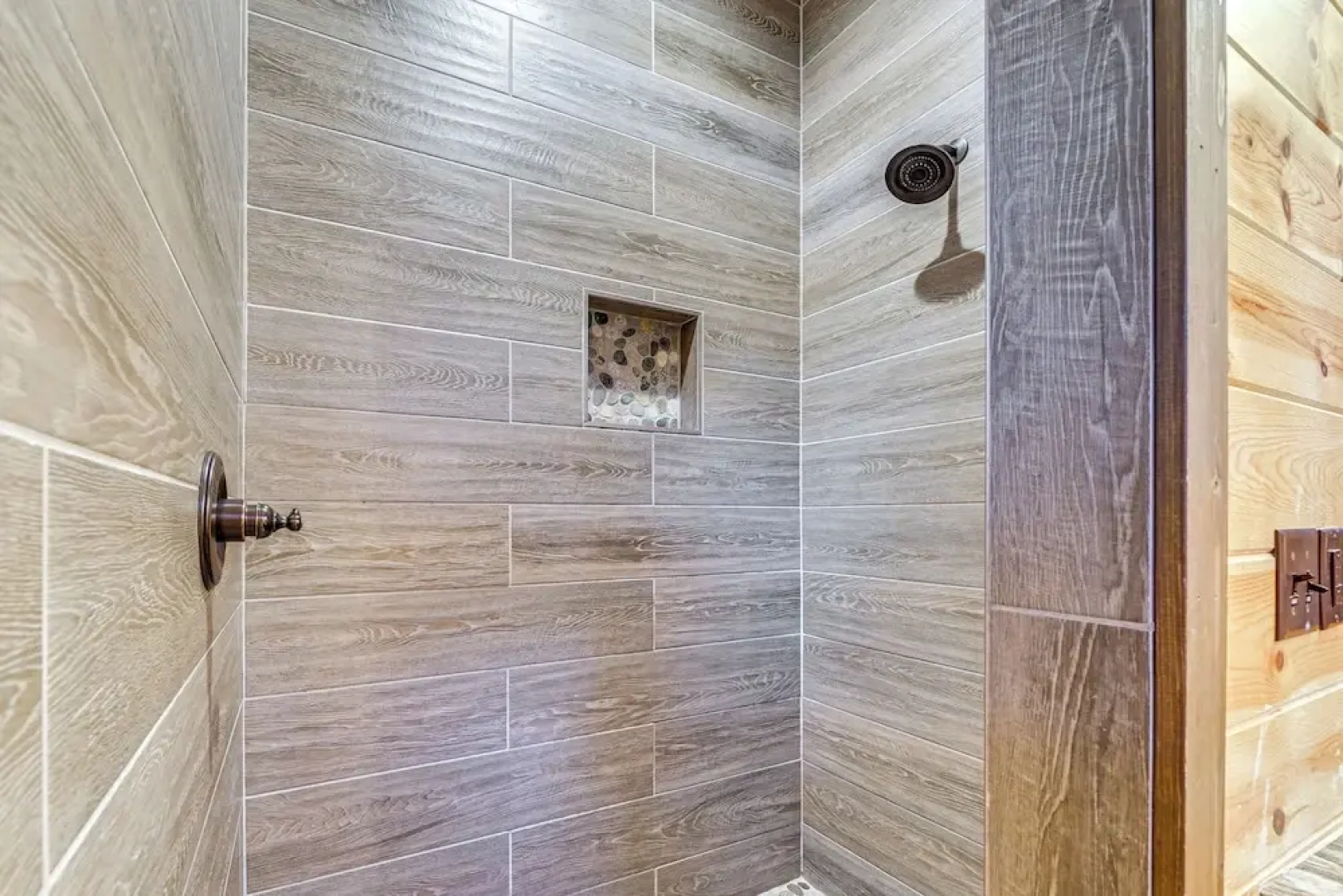 Hot Tub & Game Room: Spacious Cabin in Broken Bow!