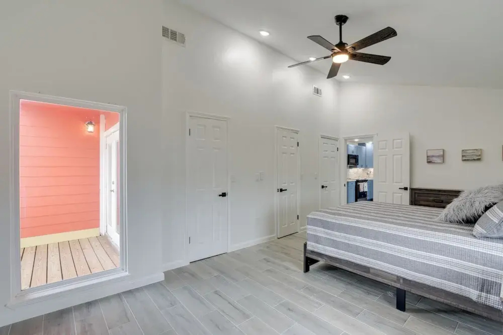 9 Mi to Crystal Beach: Pet-friendly Apt w/ Balcony