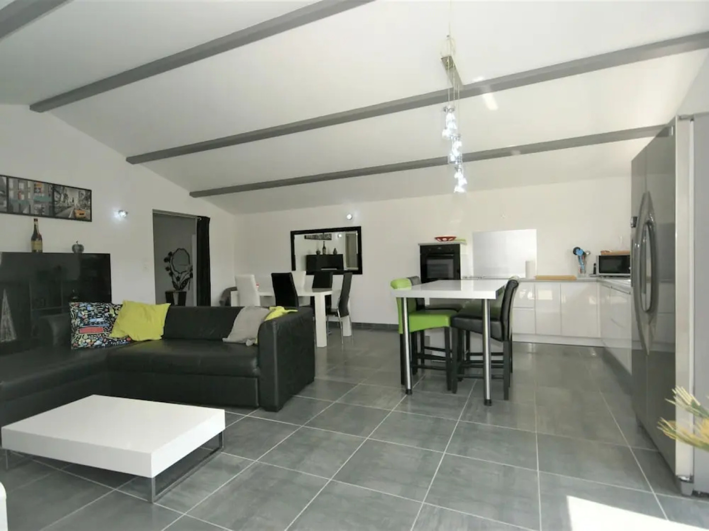 Modern holiday home with private swimming pool, air conditioning and enclosed garden