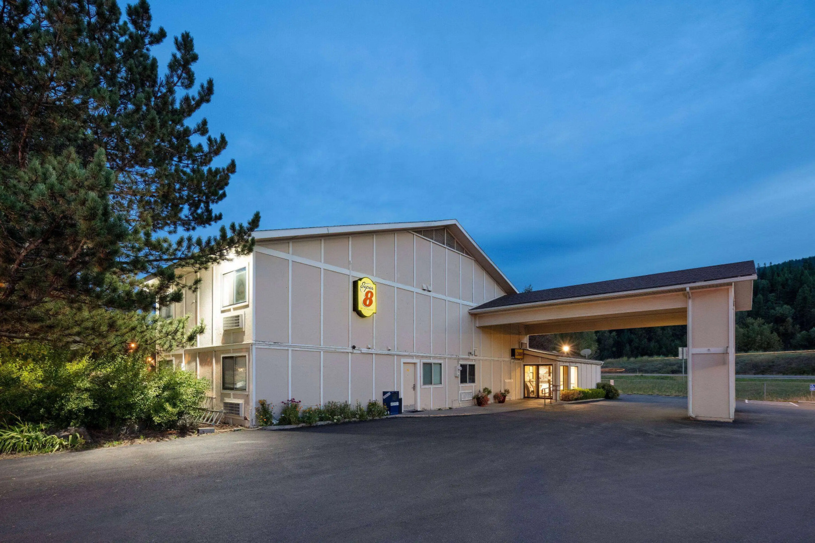 Super 8 By Wyndham St. Regis