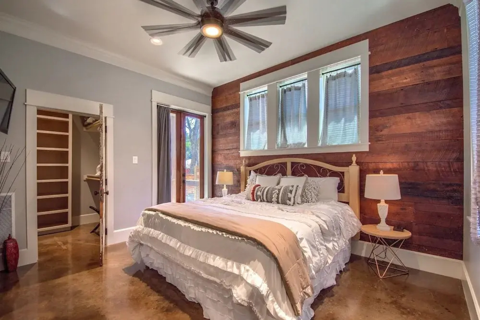 River Repose Rr 7134 4 Bedroom Home by RedAwning