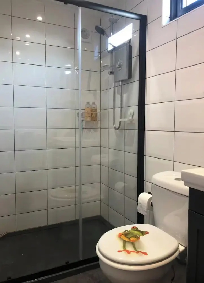 2 Guests - Garden Retreat With Balcony Views