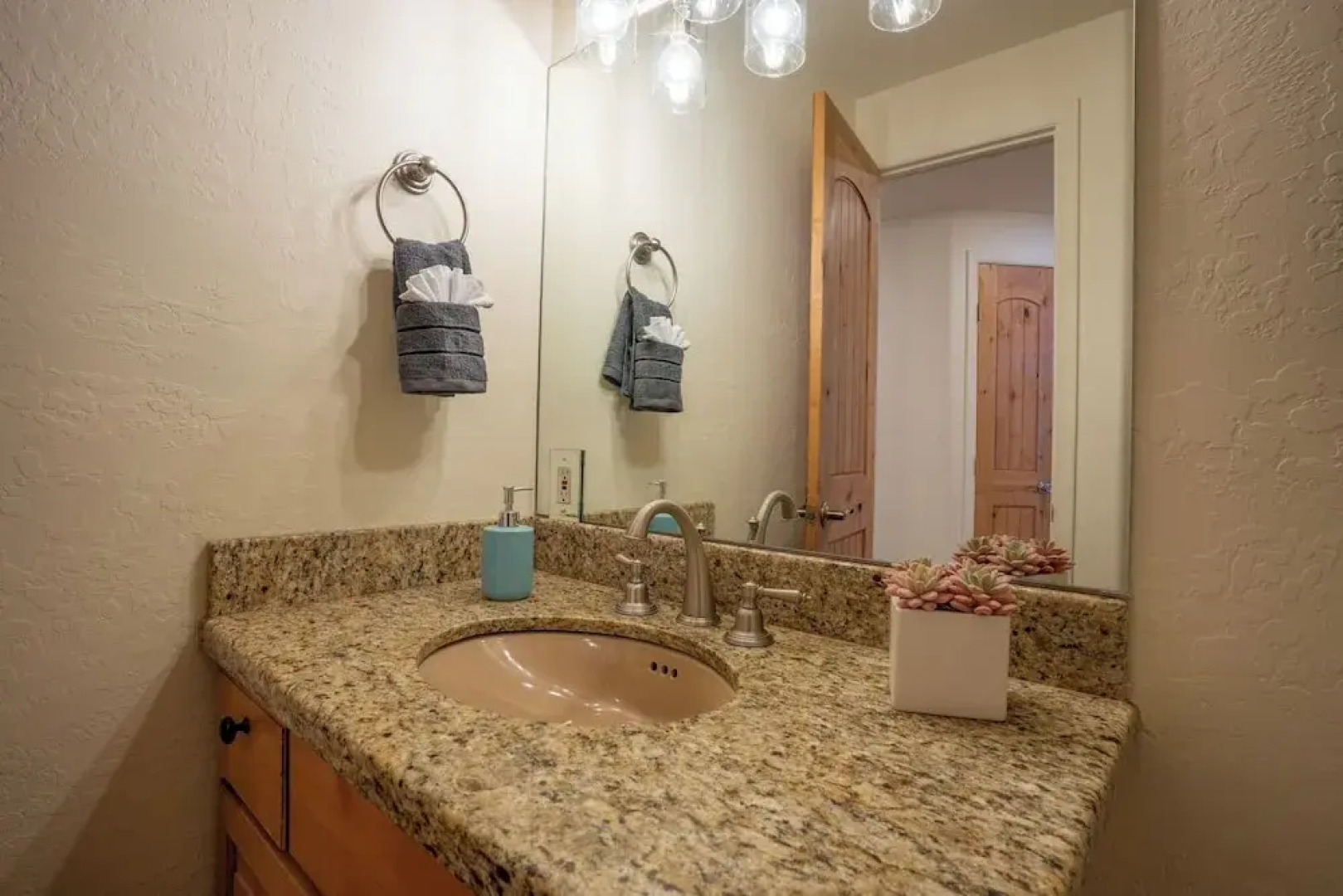 Hot Tub & Mtn Views: Expansive Sedona Retreat