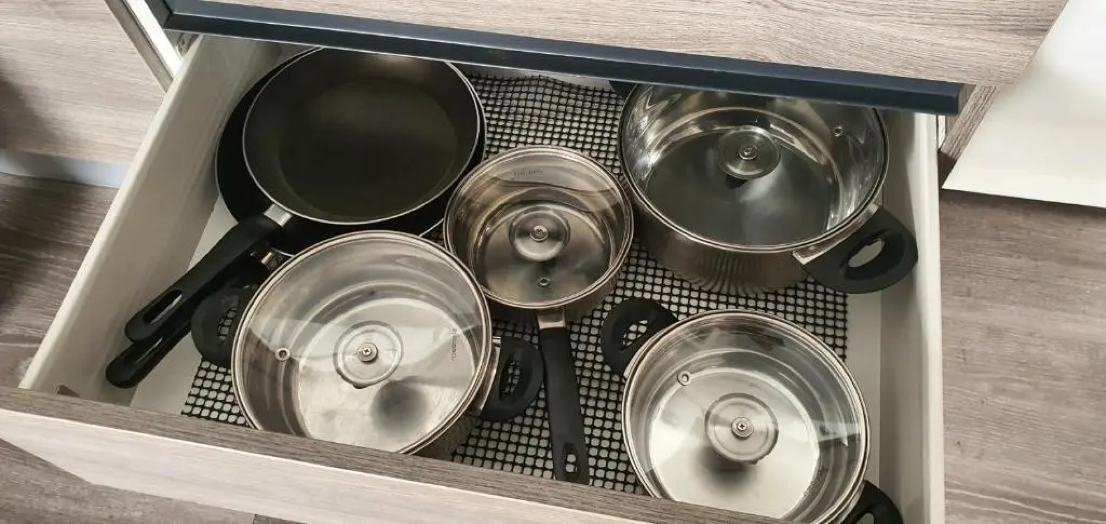 Pirovac Premium Luksuzni Mobile-Home on the beach 6 ležaja satelit tv wifi klima 2 x wc velika terasa full opremljena ljubimci dozvoljeni parkirno mjesto 10m do plaže pogodno za djecu mali obiteljski kamp 100m do centra mjesta