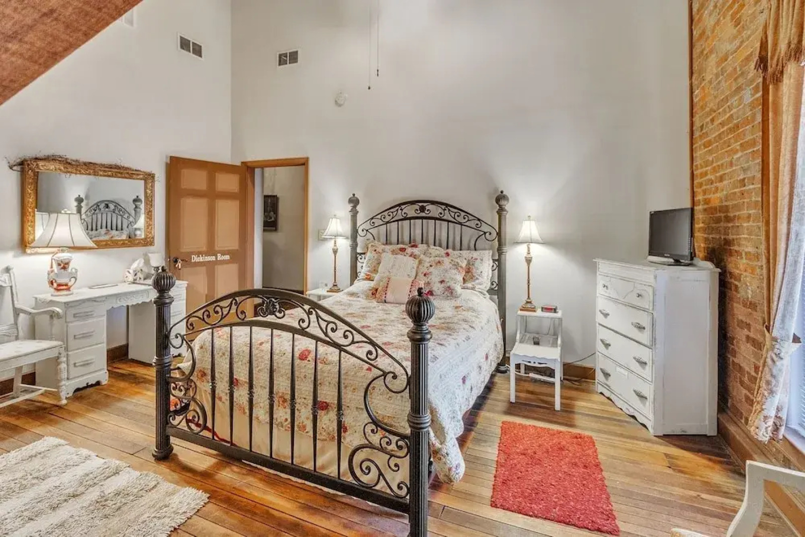 Dickinson Room by Main Street Bed & Breakfast