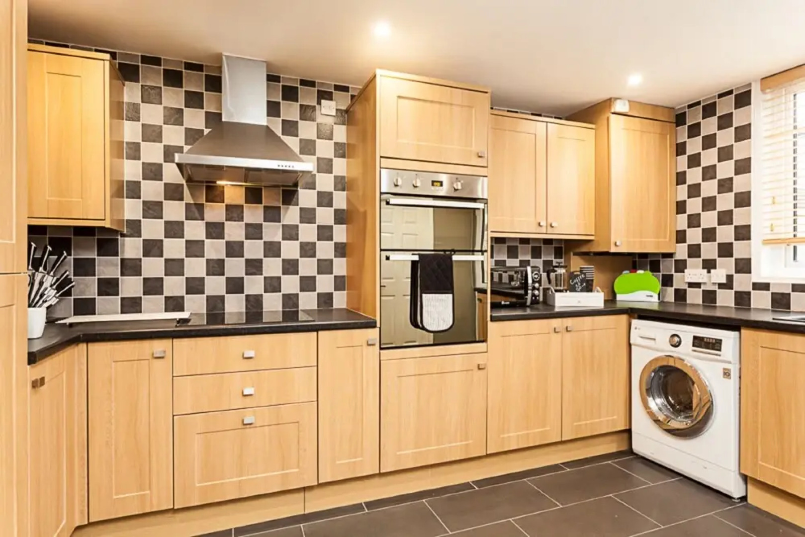 Gatwick Place- Spacious 4 Bedroomed House With Private Parking