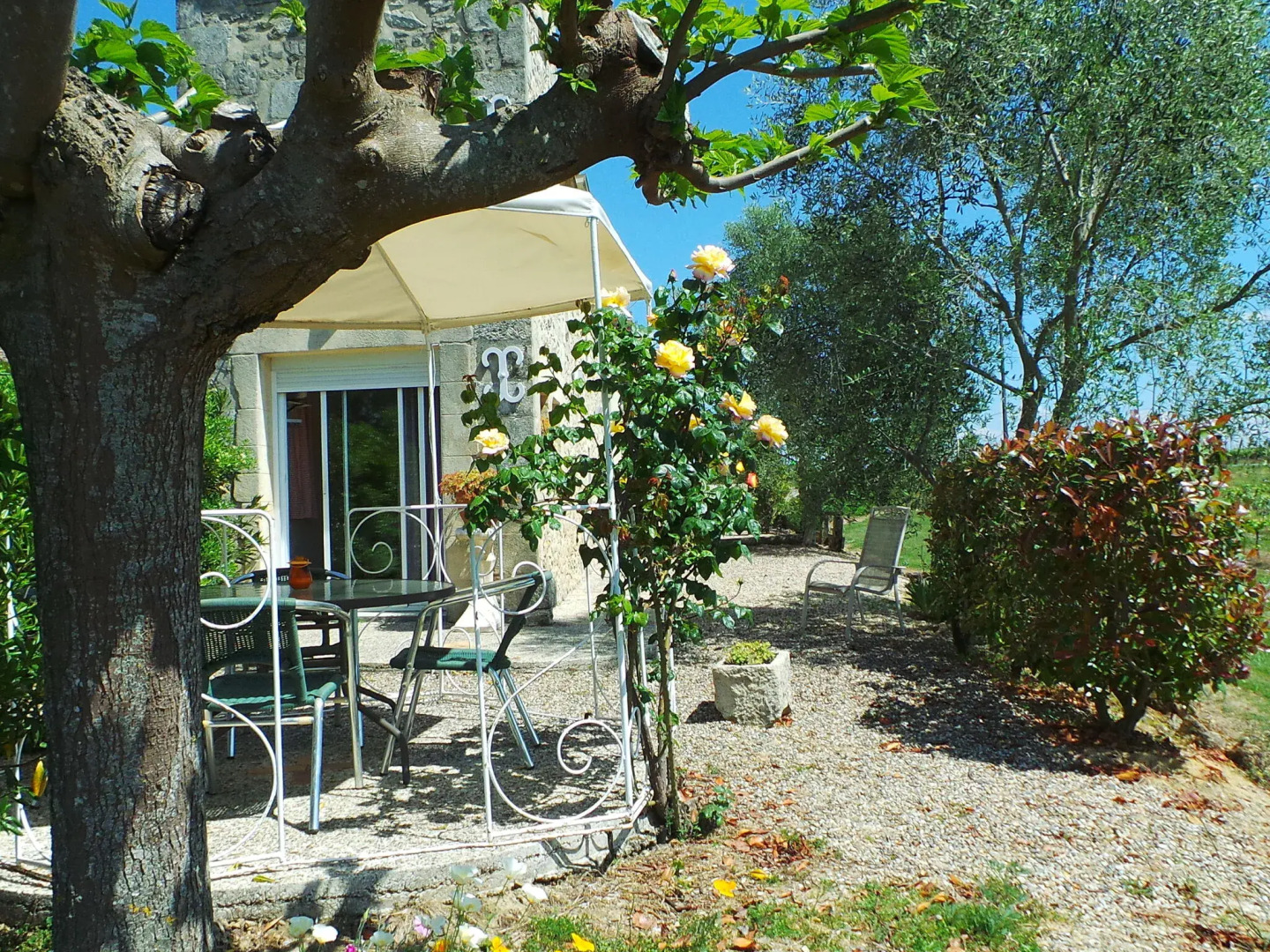 Renovated Dovecot With Pool, in the Vineyards Near Bordeaux