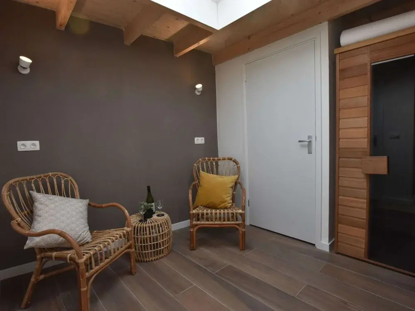 Quiet Holiday Home in Nieuwvliet With a Lounge Area by the sea