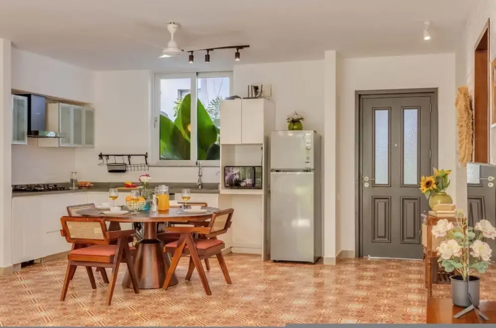 Stylish 2BR w Pool Near Candolim and Coco Beach