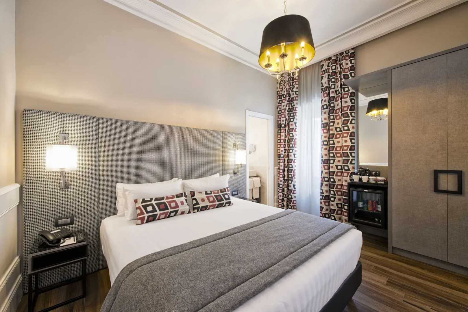 Отель The Independent Suites
