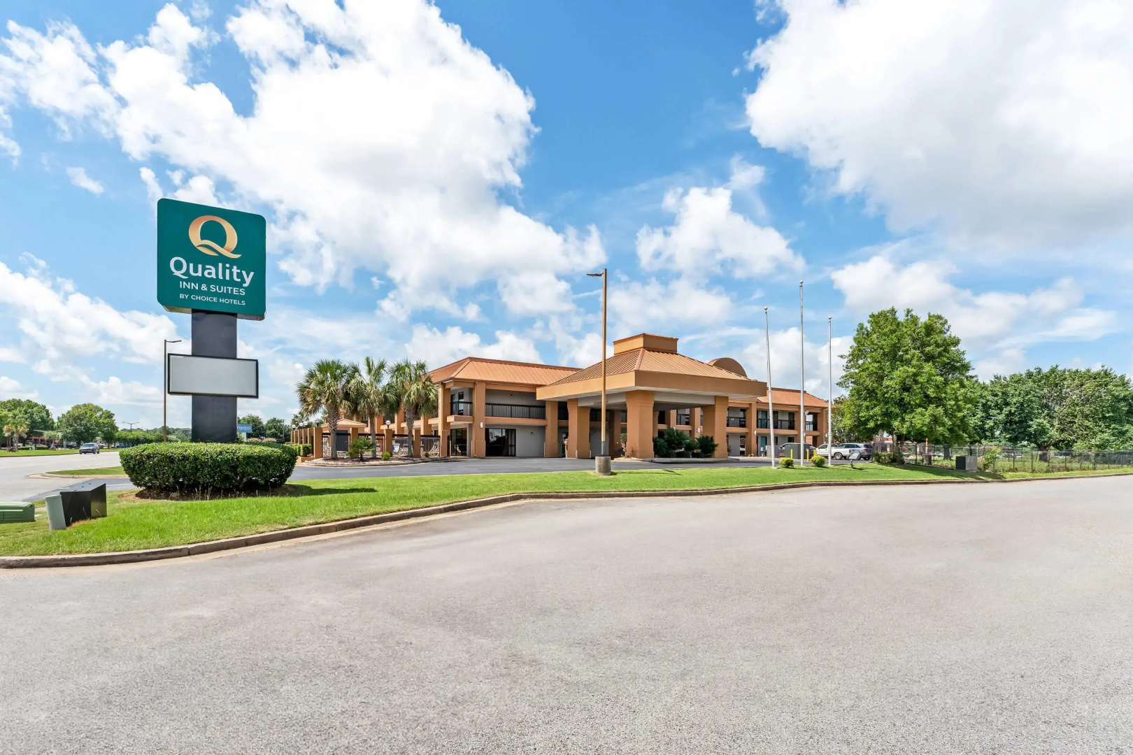 Quality Inn & Suites near Robins Air Force Base