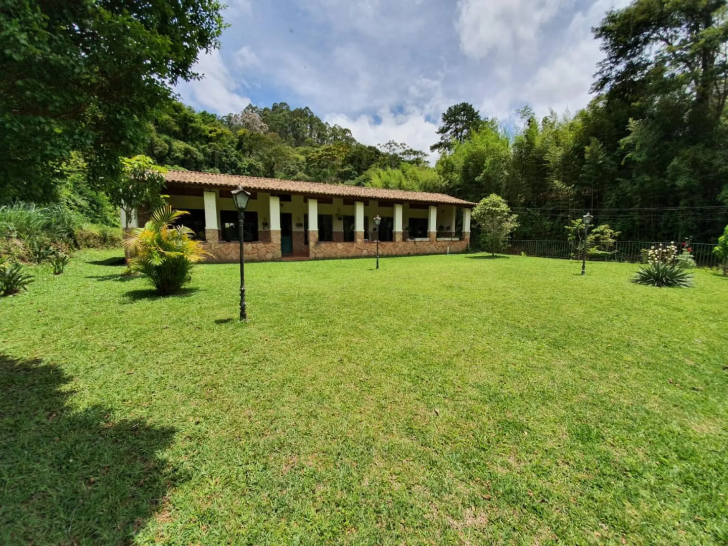 Pineapples Frib174 Country House for 20 pax