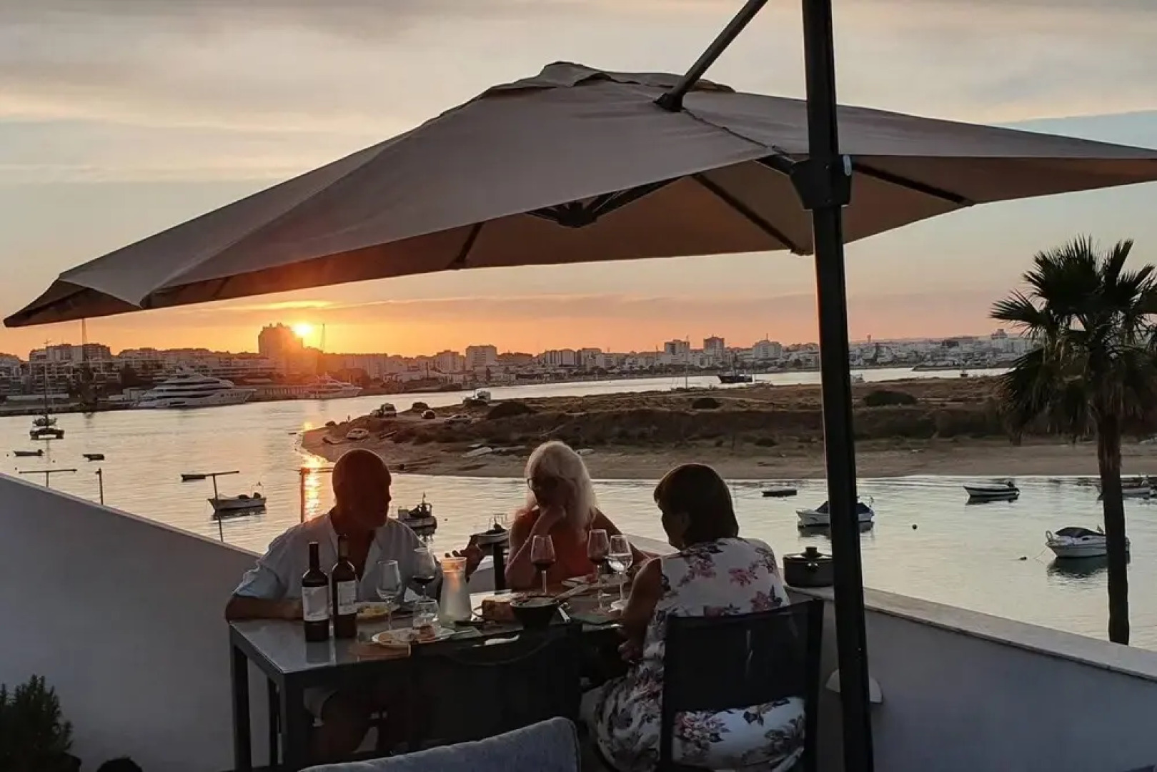 Waterfront, big Terrace, hot tub & 200 m to Beach