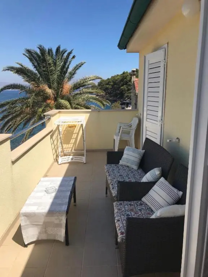 Sea view apartment near the beach 1-Jelsa center