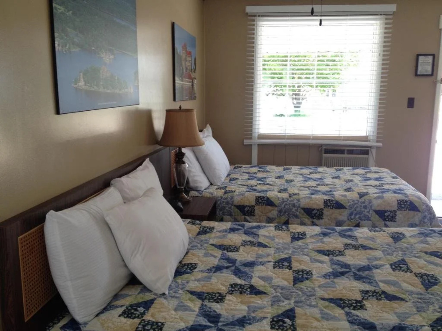 Boathouse Country Inn