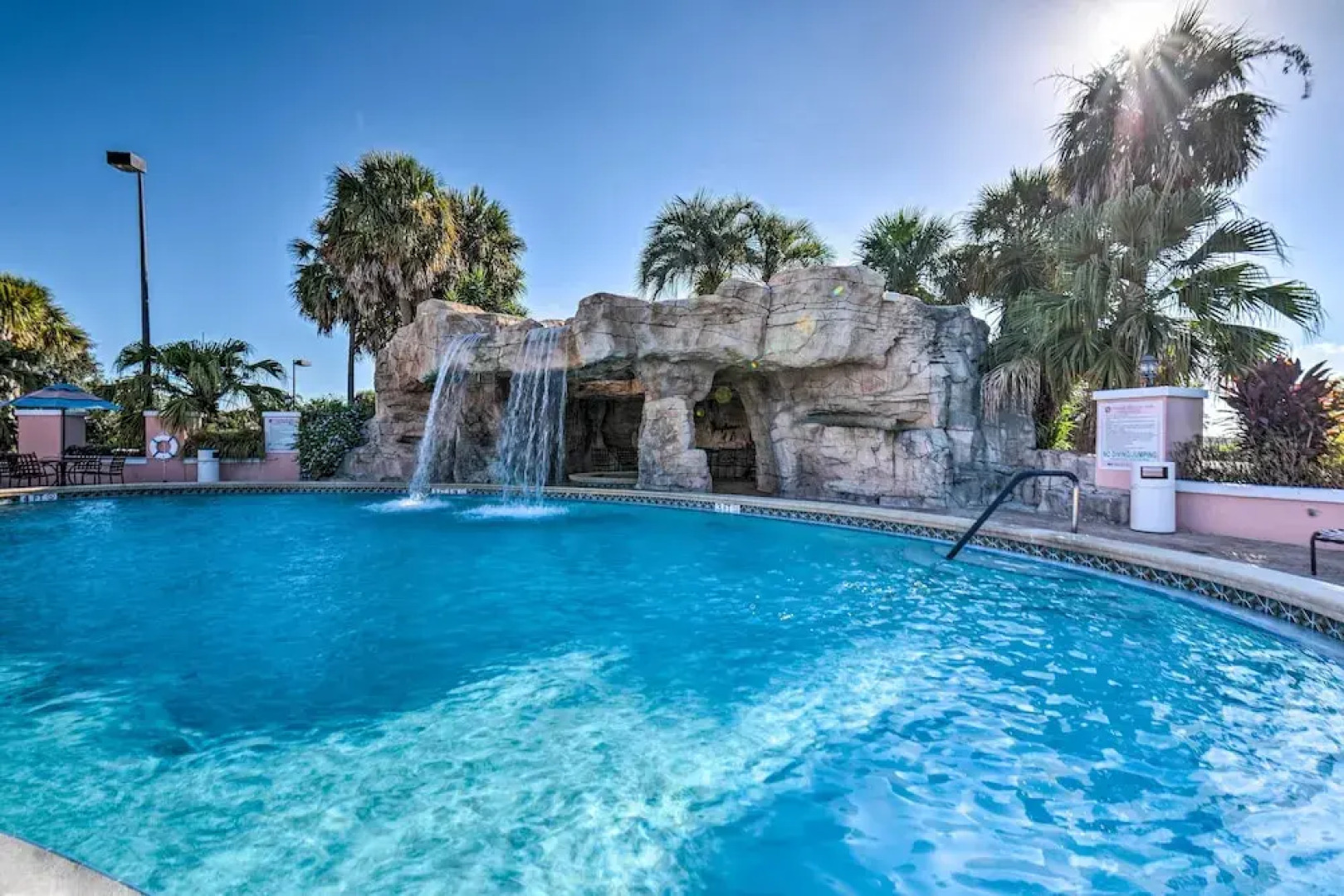 Lovely Lady Lake Home w/ Resort Amenities & Lanai!