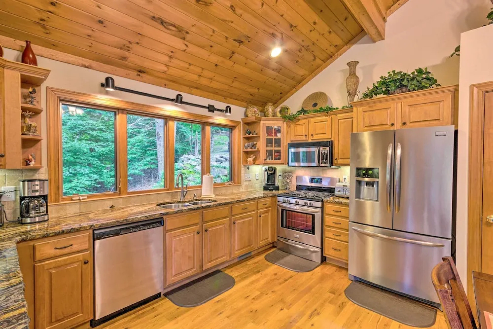 Lavish Beech Mountain Ski Cabin w/ Hot Tub!