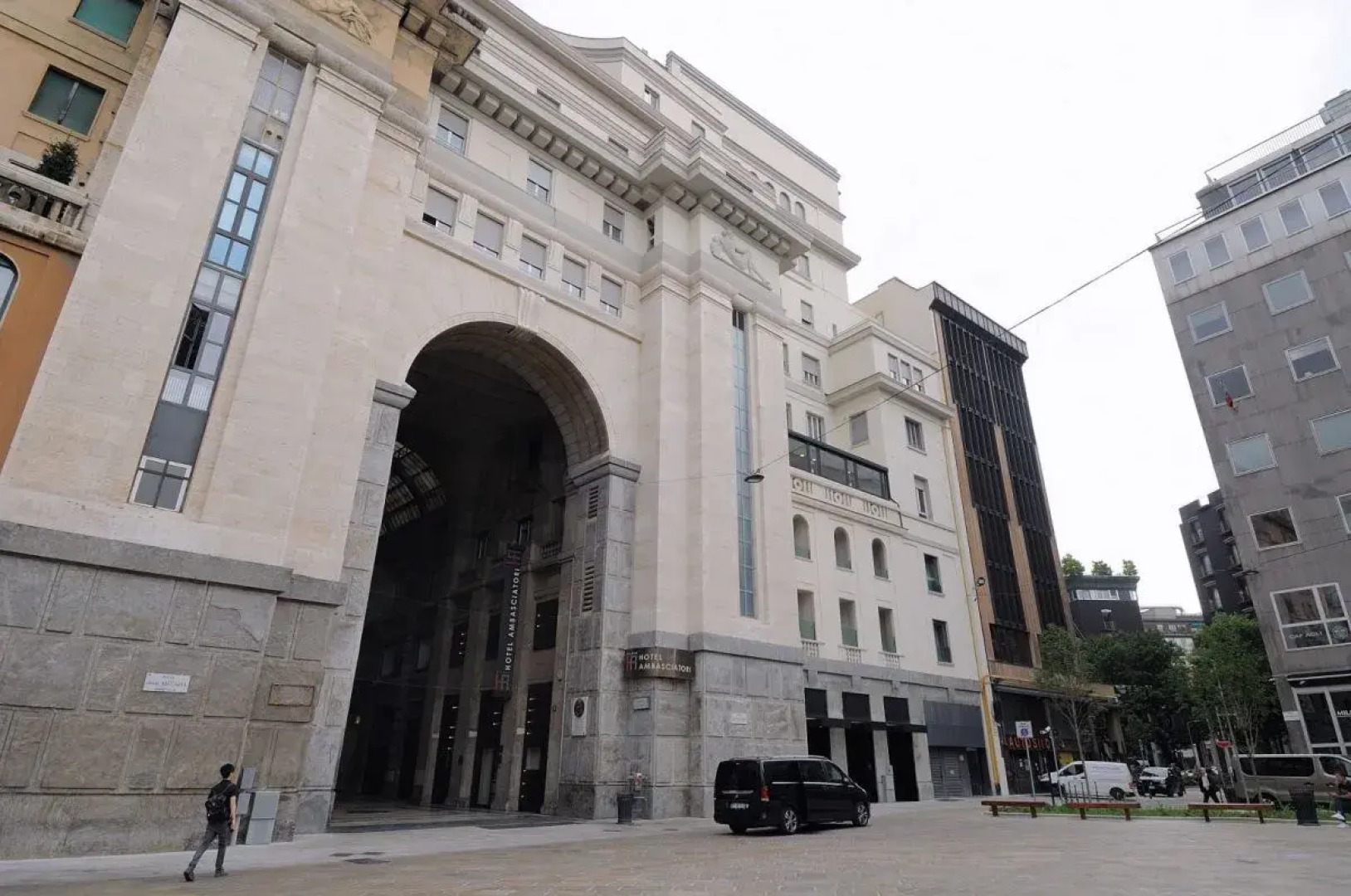 Отель IH Milano Ambasciatori