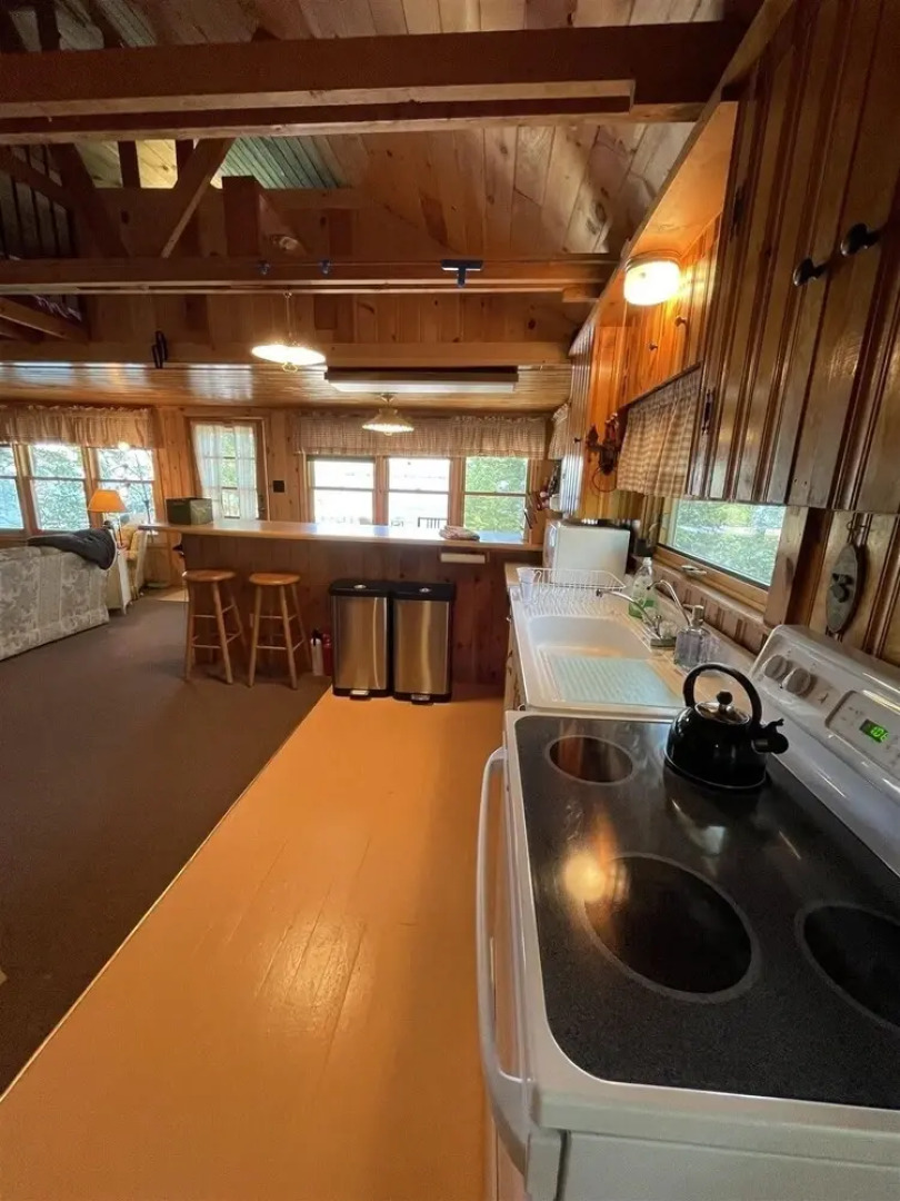 Moosey On Inn Limit 8 2 Bedroom Cottage by RedAwning