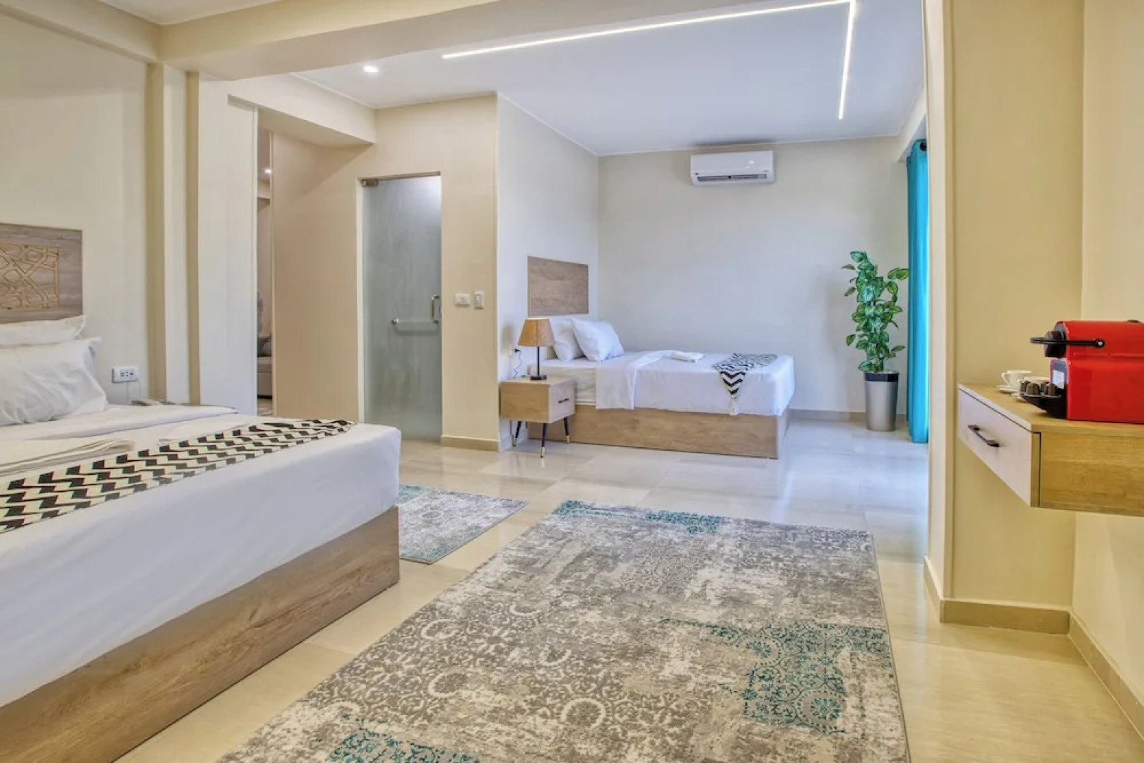 The Gate Hotel Front Pyramids & Sphinx View