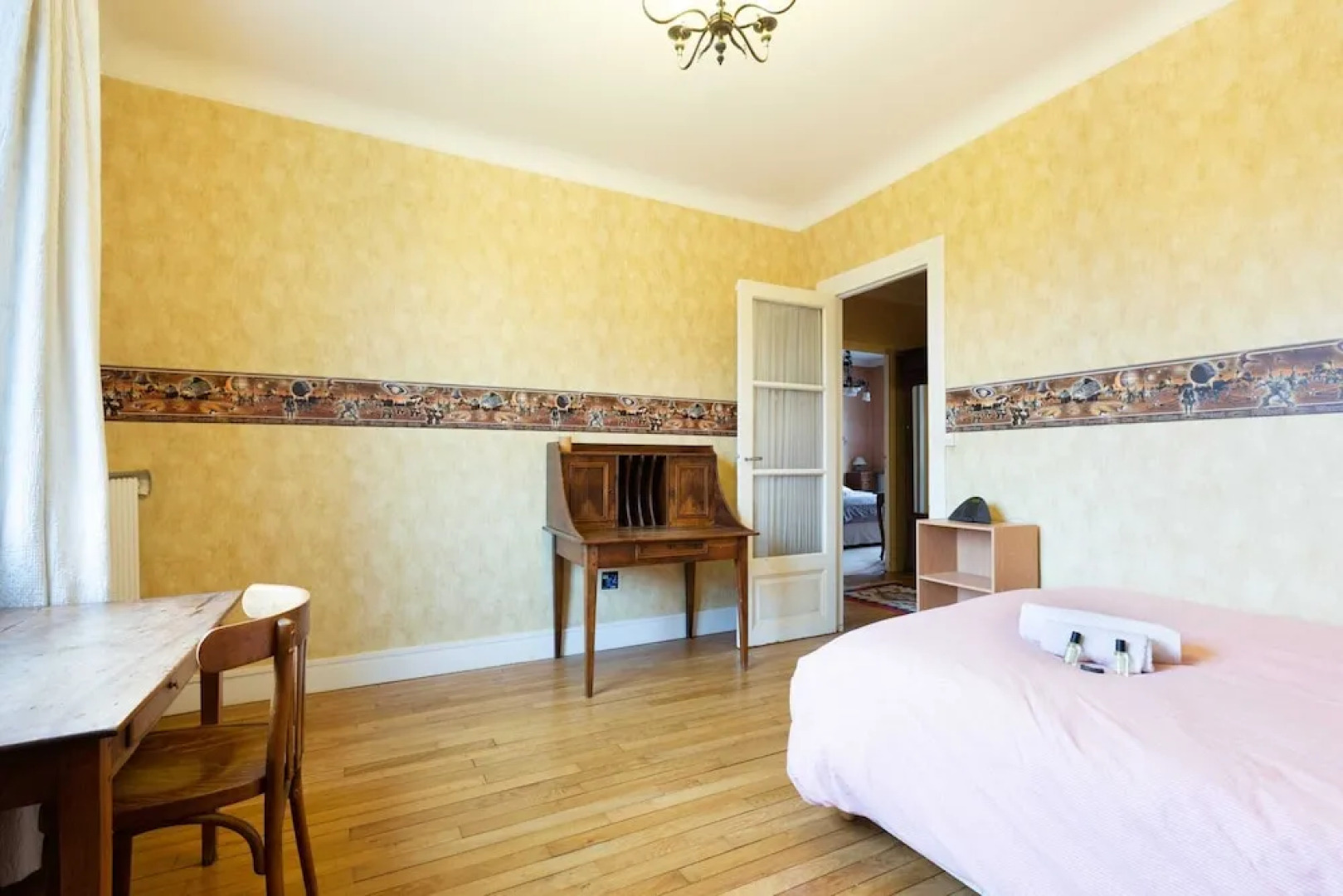 Red and Rustic Home Near Bois de Vincennes for 7 pax