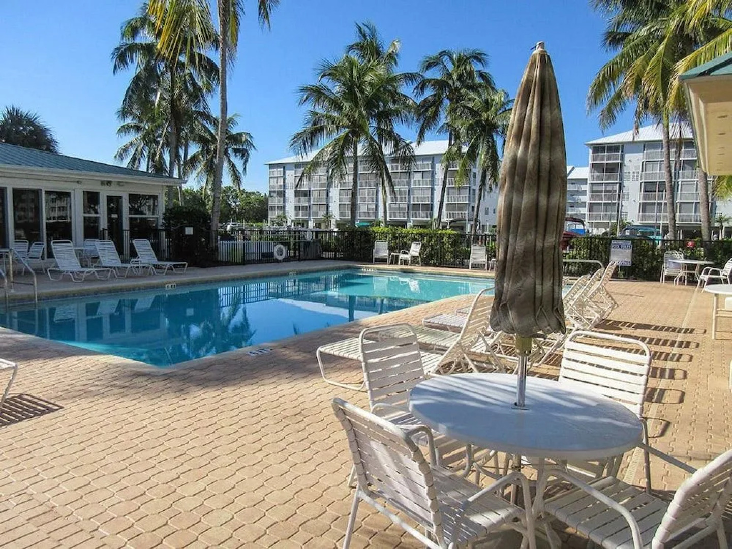 Hibiscus Pointe 564 by RedAwning